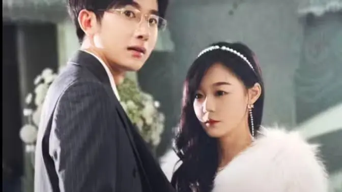 反套路甜宠！《替身女配拿稳白月光剧本》：看她如何玩转豪门，逆袭上位！