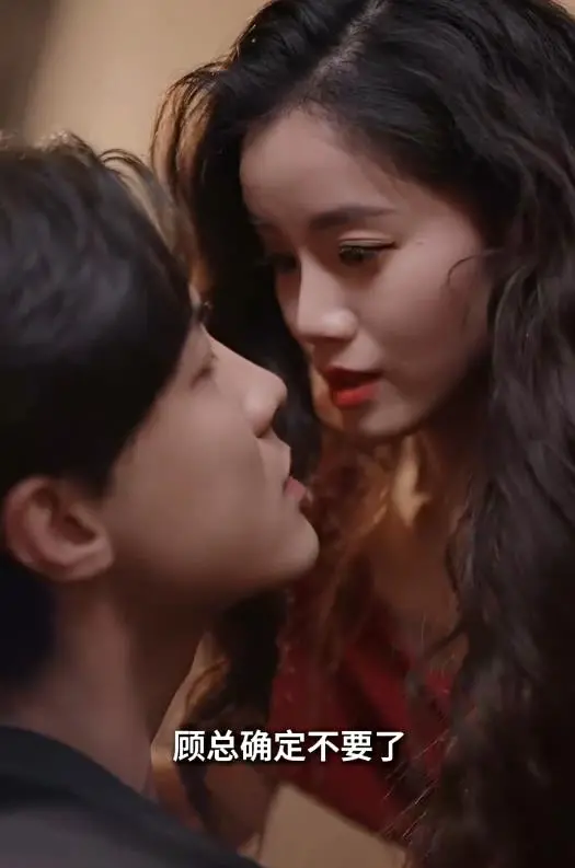 《穿成恶毒女配每天被男主惦记》：反套路穿越，当渣女遇上偏执狂，这剧有毒！